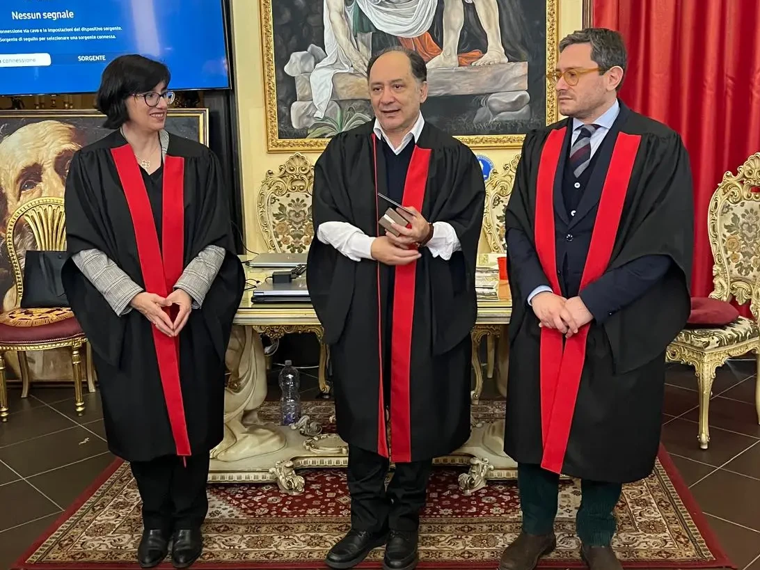 La prof.ssa Martín Ruano insieme al prof. Fortunato e l'avv. Luciano presso l’Istituto Criminologia.it